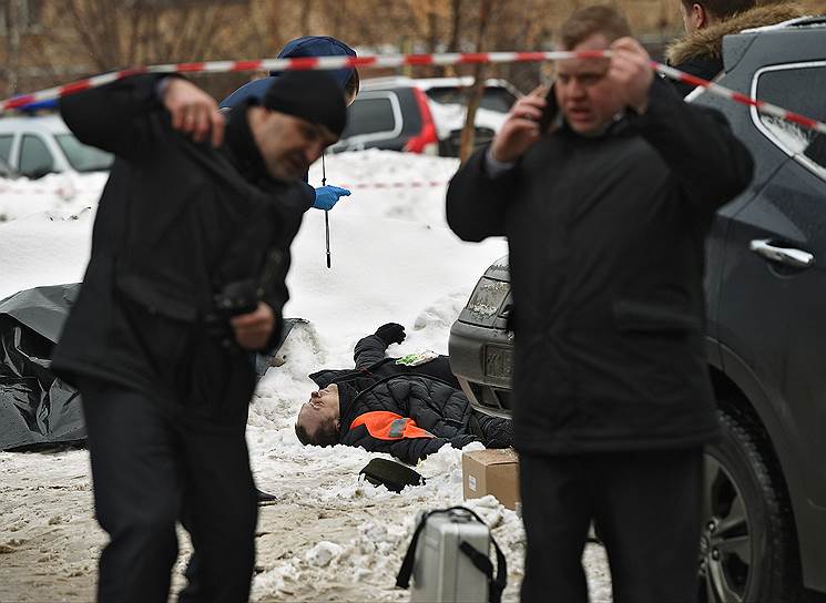 Москва, Россия. Сотрудники полиции на месте нападения на инкассаторов. В перестрелке, которая произошла в отделении «Почты России», один нападавший был убит, сотрудник инкассации получил ранения