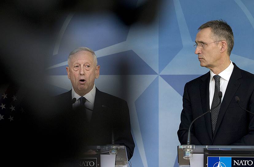 Глава Пентагона Джеймс Мэттис (слева) удивил своих коллег по НАТО (справа — генсек альянса Йенс Столтенберг) жестким подходом к проблеме финансирования