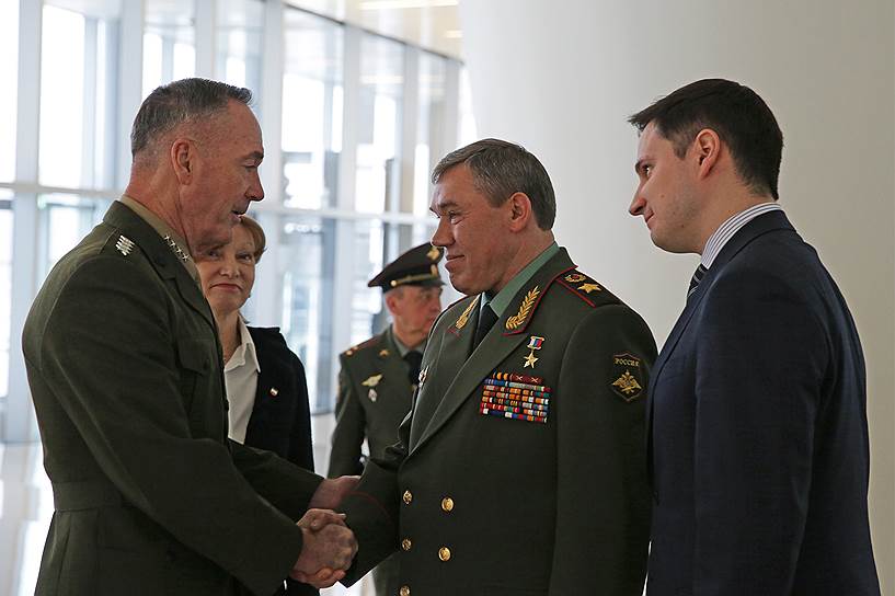 Начальник Генштаба ВС РФ Валерий Герасимов (в центре) и глава Комитета начальников штабов ВС США Джозеф Данфорд (слева)