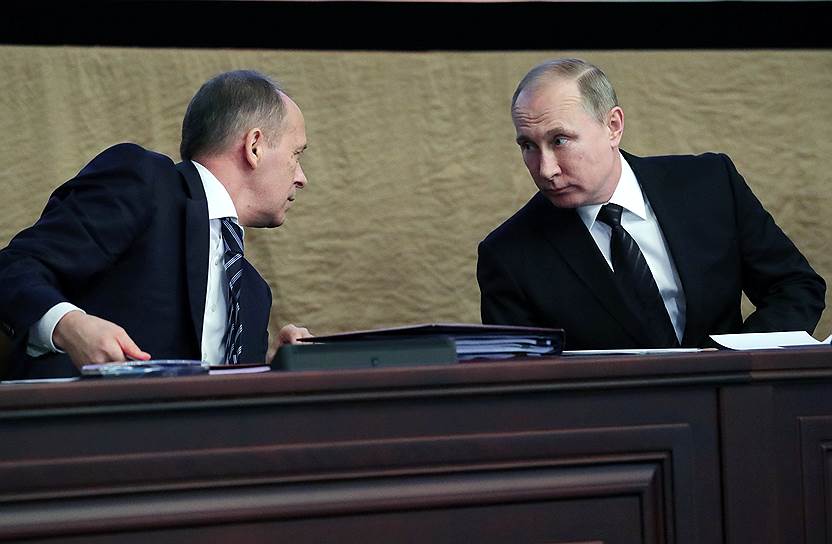 Директор ФСБ Александр Бортников (слева) и президент России Владимир Путин