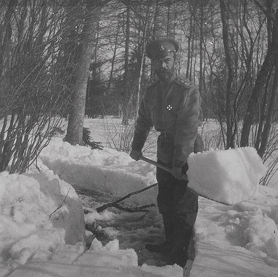 Сам Николай II, даже понимая, что в стране зреет недовольство властью, вел обычный образ жизни&lt;br>Из дневников императора: «3 января [1916]. Ночью бушевала снежная буря; сад и двор были засыпаны снегом. В 10 часов поехал к обедне. Пришел с доклада вовремя к завтраку. Писал и погулял; очистил дорожку от снега. Зачитывался англ. книгой. Бумаги опоздали, прочел их до обеда. Вечером поиграл в кости»