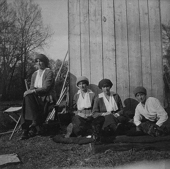 Слева направо: великие княжны Ольга, Татьяна, Мария и Анастасия в огороде в парке Александровского дворца