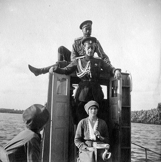 Значительную часть 1916 года Николай II провел в Ставке, в Могилеве. Летом к нему приезжала семья&lt;br>Из дневника императора: «Сборная сотня конвоя подошла с песнями и слезла. Казаки пели, плясали и играли с Алексеем в разные игры. Возвращаясь на моторах по Днепру, нагнали их и почти до самого Могилева они скакали по берегу, равняясь с быстро идущим катером»&lt;br>На фото: Николай II, великий князь Дмитрий Павлович и великая княжна Татьяна
