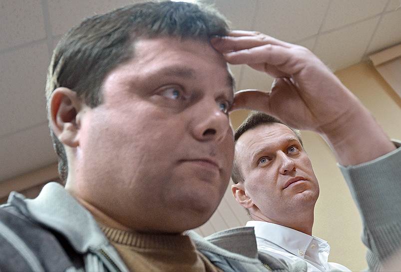 Бывший директор «Вятской лесной компании» Петр Офицеров (слева) и основатель Фонда борьбы с коррупцией Алексей Навальный 