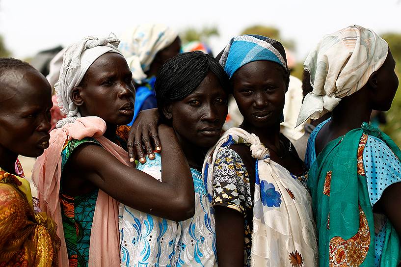 Провинция Вахда, Южный Судан. Женщины ждут приема врача в передвижной клинике ЮНИСЕФ