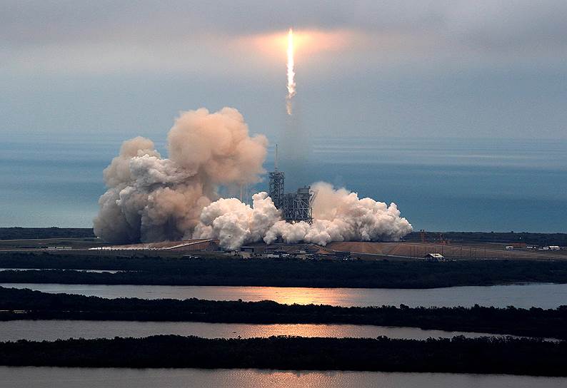 Мыс Канаверал, США. Запуск ракеты-носителя Falcon 9 с грузом для МКС