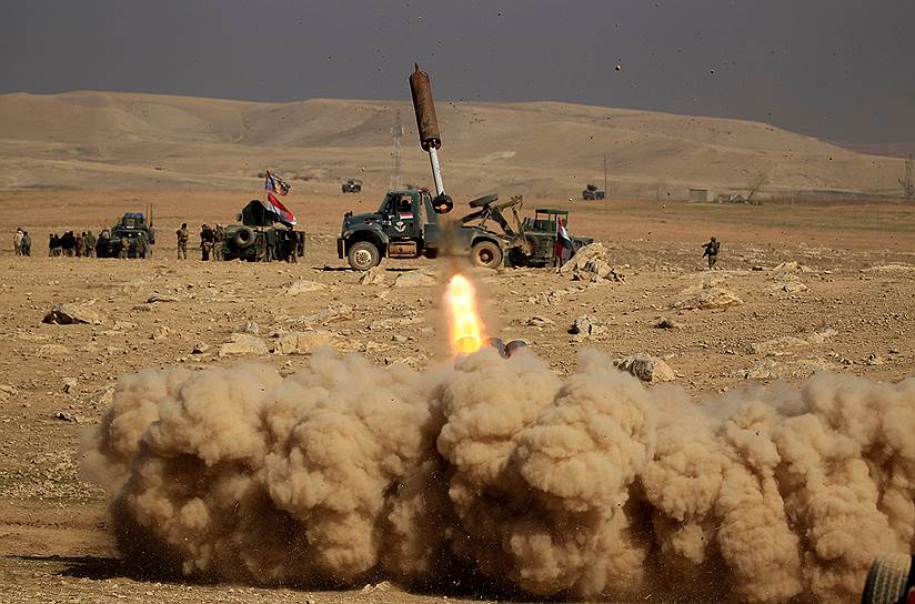 Мосул, Ирак. Иракские военные запускают ракету в сторону объектов, подконтрольных террористам «Исламского государства»