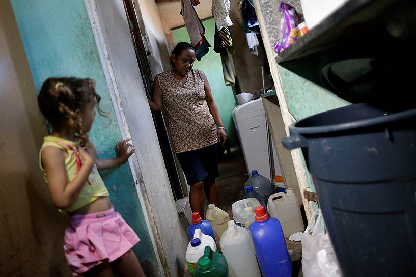 Большинство жителей северо-восточного региона Бразилии не могут позволить себе платить за бутилированную воду. По словам местных чиновников, в провинции налажена доставка воды несколько раз в неделю. Однако местные жители уверяют, что этого все равно недостаточно
