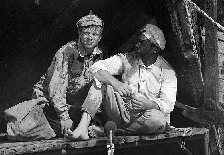 В 1979 году актер Николай Годовиков (слева), сыгравший Петруху в фильме «Белое солнце пустыни», был осужден на один год колонии по статье «Тунеядство». Наказание он отбывал в тюрьме «Яблоневка» в Ленинграде