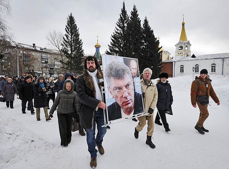 Марш памяти политика Бориса Немцова в Новосибирске. Шествие по Красному проспекту, улицам Крылова и Советской до Нарымского сквера