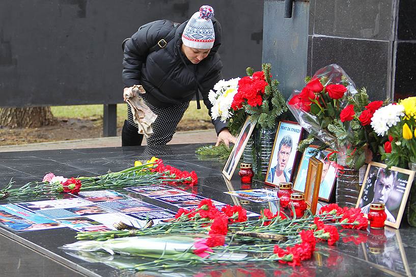 Митинг памяти Бориса Немцова в парке Строителей в Ростове-на-Дону 