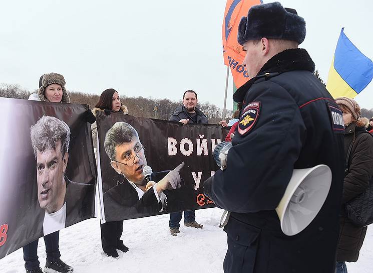 Марш и митинг памяти Бориса Немцова на Марсовом поле в Санкт-Петербурге 