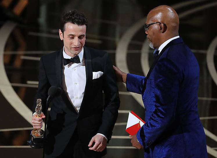 «Оскар» за оригинальную музыку к фильму получает из рук Сэмюэля Л. Джексона (справа) композитор фильма «Ла-Ла Ленд» Джастин Гурвиц