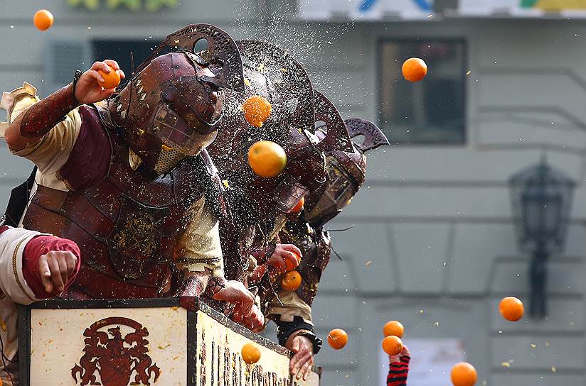 Ивреа, Италия. Участники традиционной битвы апельсинами. По оценкам организаторов, на праздник пришли около 6 тыс. человек