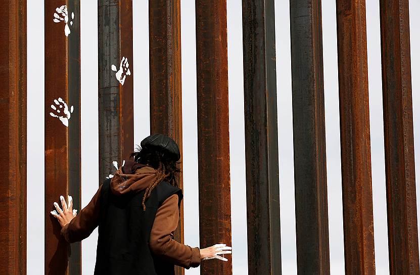 Сьюдад-Хуарес, Мексика. Активист оставляет отпечатки рук на стене между США и Мексикой в знак протеста против политики Дональда Трампа