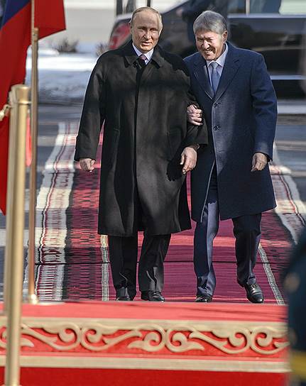 Алмазбек Атамбаев, идя по ковровой дорожке, толкался с Владимиром Путиным