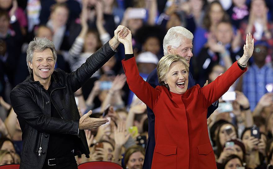 В 2008 году музыкант поддерживал Хиллари Клинтон (на фото) во время праймериз Демократической партии. В 2016 году Бон Джови активно принимал участие в президентской кампании бывшей первой леди и экс-госсекретаря США
