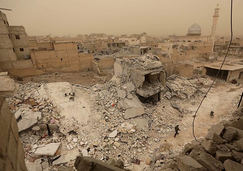 Эль-Баб, Сирия. Люди в разрушенном войной квартале 