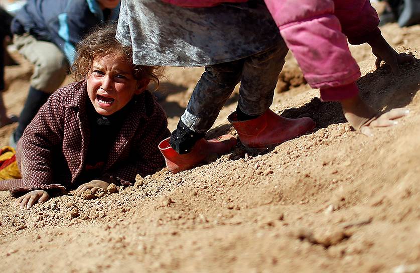 Мосул, Ирак. Плачущая девочка, семья которой бежала из дома во время операции против террористов 