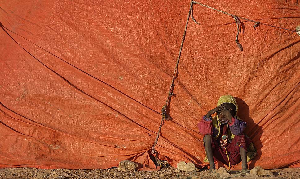 Кардо, Сомали. Мальчик во временном лагере для беженцев, организованном на время засухи. По оценкам ООН, около 5 млн жителей страны оказались в опасности из-за погодных условий и нуждаются в помощи