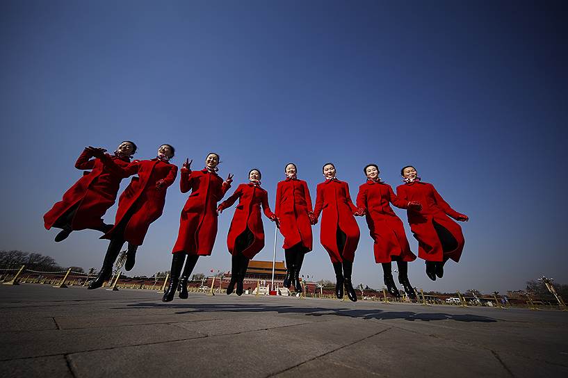 Пекин, Китай. Члены команды организаторов сессии Всекитайского собрания народных представителей на площади Тяньаньмэнь