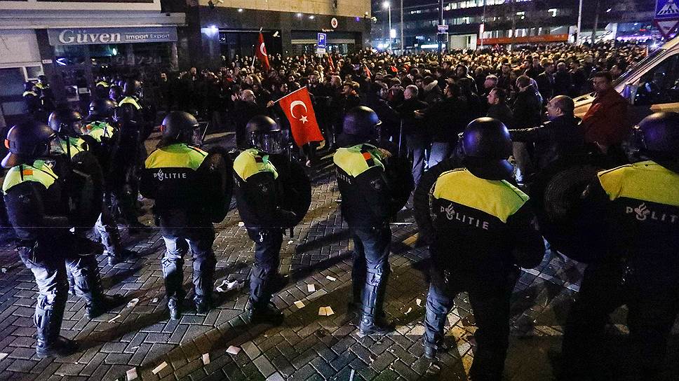 Как Подготовка к референдуму по турецкой конституции перед выборами в Нидерландах обострила международную ситуацию