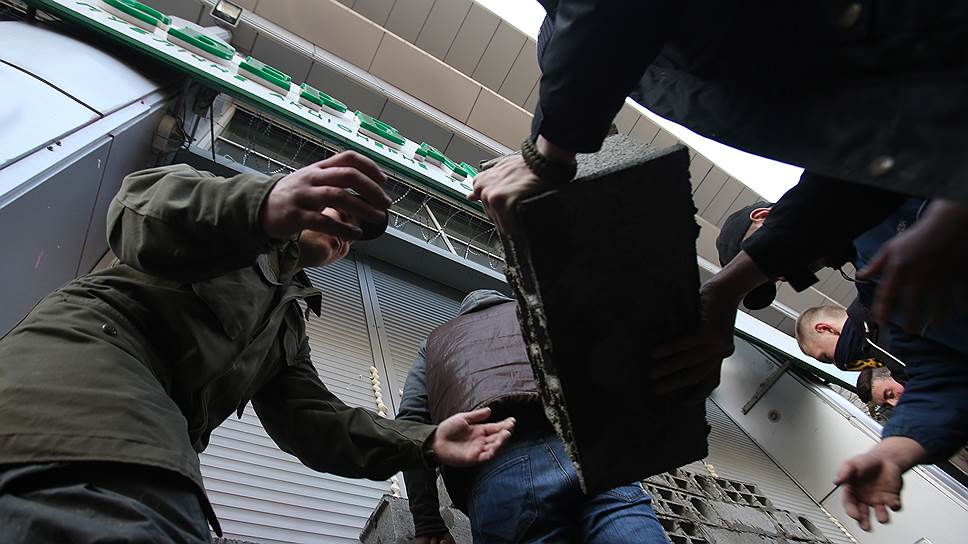 Как радикалы в Киеве напали на отделение Сбербанка