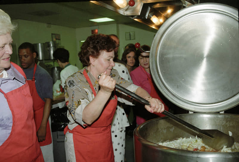 Как первая леди Наина Ельцина сопровождала мужа в его визитах в школы и больницы по России и по всему миру&lt;br>На фото: Наина Ельцина (справа) и супруга президента США Джорджа Буша-старшего Барбара (слева) готовят обед для детей-сирот из приюта в США в 1992 году&lt;/br>