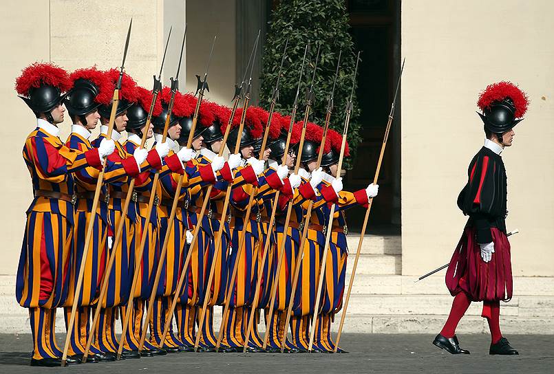 Ватикан. Гвардейцы перед прибытием президента Ливана Мишеля Наима Ауна на встречу с папой римским Франциском 