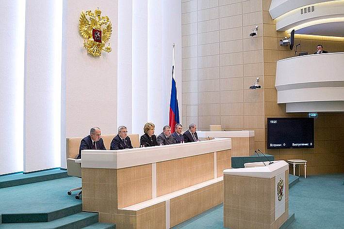В тот же день Владимир Путин обратился в Совет федерации за разрешением об использовании вооруженных сил страны на территории Украины. Несмотря на субботний день, сенаторы собрались на заседание и дали свое одобрение