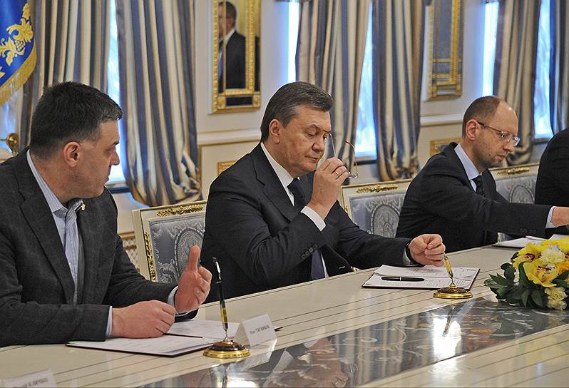 21 февраля 2014 года президент Украины Виктор Янукович (на фото в центре) при посредничестве Евросоюза подписал соглашение с лидерами оппозиции. Оно должно было прекратить политический кризис и уличные протесты, начавшиеся после отказа украинских властей от Соглашения об ассоциации с ЕС