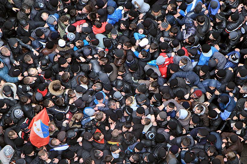 26 февраля во время митинга у здания Верховного совета Крыма в Симферополе произошли столкновения между пророссийскими активистами и крымскими татарами. Пострадали около 20 человек