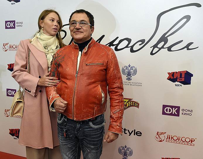 Телеведущий Дмитрий Дибров и его супруга Полина Наградова перед премьерой фильма Владимира Бортко «О любви» в кинотеатре «Октябрь»