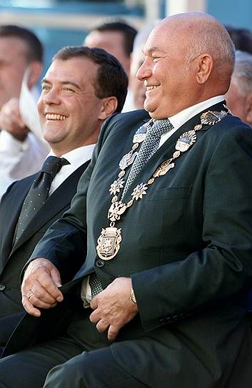 Президент России Дмитрий Медведев (слева) и мэр Москвы Юрий Лужков, 2008