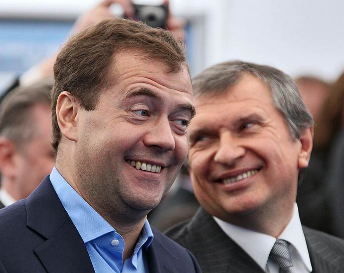 Президент России Дмитрий Медведев (слева) и заместитель председателя правительства России Игорь Сечин, 2010 (должности указаны на момент съемки)