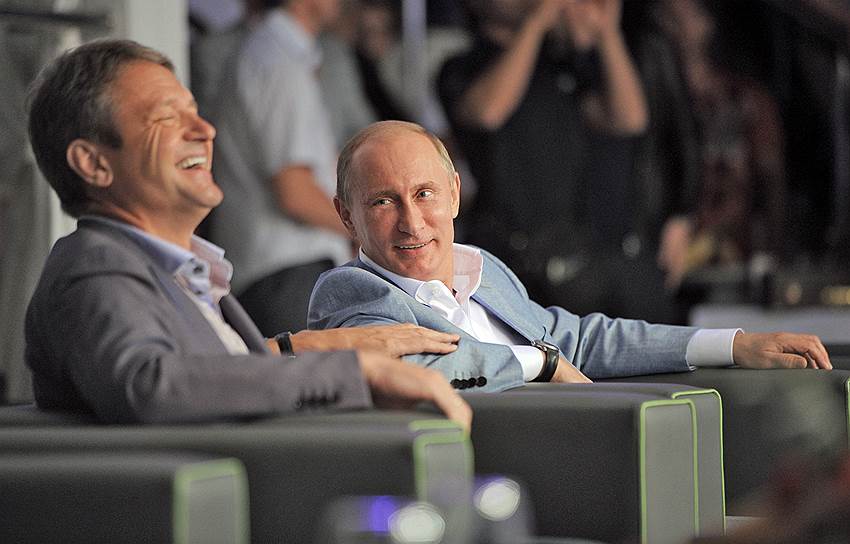 Губернатор Краснодарского края Александр Ткачев (слева) и председатель правительства России Владимир Путин, 2011