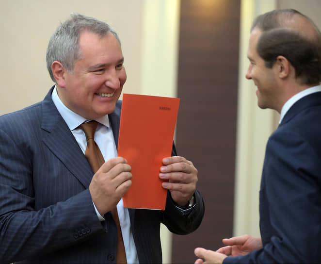 Зампред правительства Дмитрий Рогозин (слева) и министр промышленности и торговли Денис Мантуров, 2015 год 
