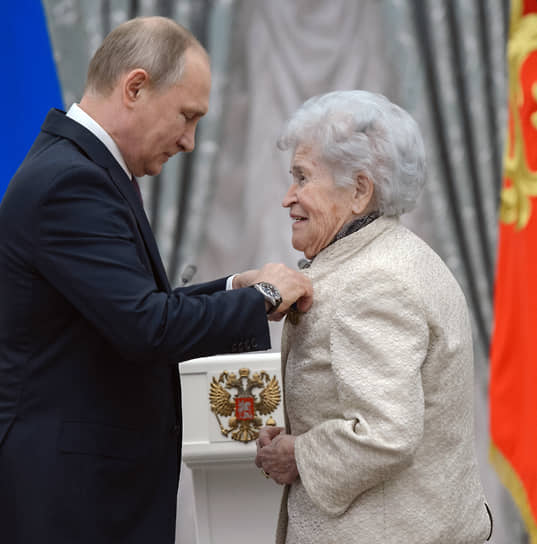 На фото: президент России Владимир Путин и Ирина Антонова во время церемонии вручения государственных наград в Кремле, 2017 год