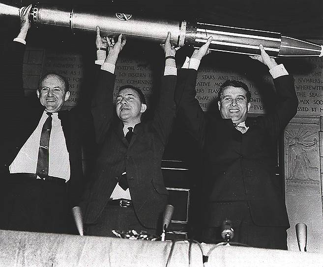 В США до космических проектов немецкого конструктора допустили только через десять лет, до этого он занимался ракетами малой дальности. В 1958 году под его руководством состоялся запуск межконтинентальной баллистической ракеты «Редстоун» и спутника серии «Эксплорер»&lt;br>На фото (слева направо): разработчики миссии «Эксплорер» Уильям Пикеринг, Джеймс ван Аллен и Вернер фон Браун