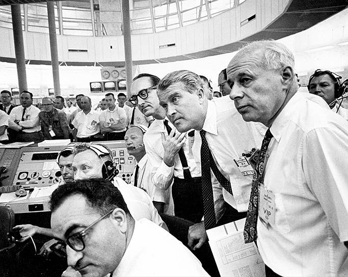 20 июля 1969 года астронавт Нил Армстронг стал первым человеком, ступившим на поверхность Луны. Профессор фон Браун полностью руководил этой миссией. Он был награжден медалью NASA «За выдающуюся службу». Позднее открытый на видимой стороне спутника кратер получил имя немецкого конструктора