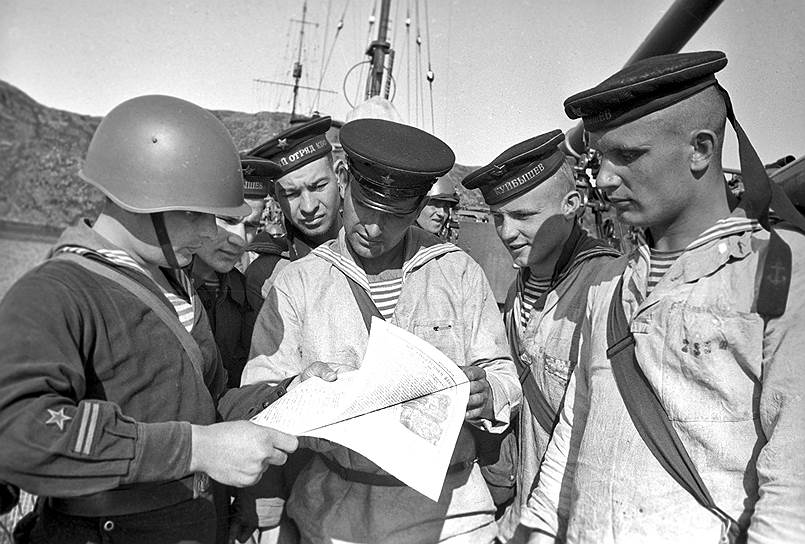 Моряки одного из кораблей читают свежий номер газеты со сводкой Совинформбюро, 1941 