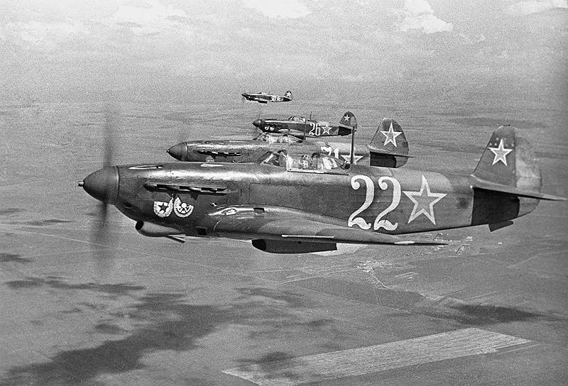 Истребители гвардейского Краснознаменного авиаполка в небе над Севастополем, 1944