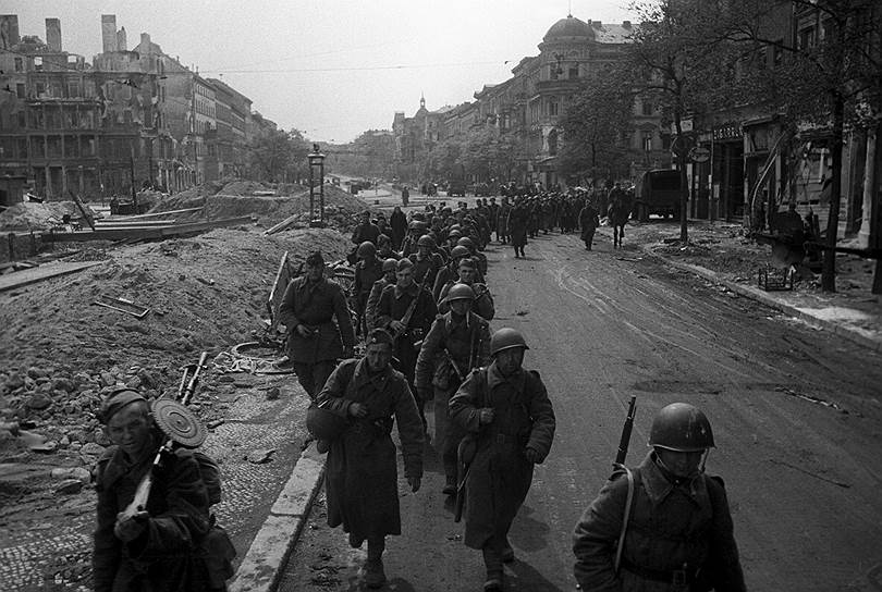 Советские войска на пути к Рейхстагу, 1945