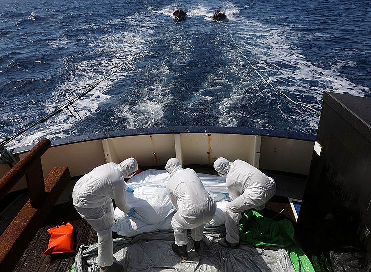 Средиземное море. Специалисты испанской организации Proactiva Open Arms дезинфицируют тела мигрантов, которые утонули на пути из Африки в Европу