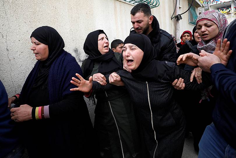 Рамалла, Палестина. Мать убитого молодого человека на его похоронах 