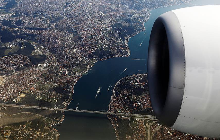 Стамбул, Турция. Вид на пролив Босфор и мост Султана Мехмеда Фатиха из пассажирского самолета
