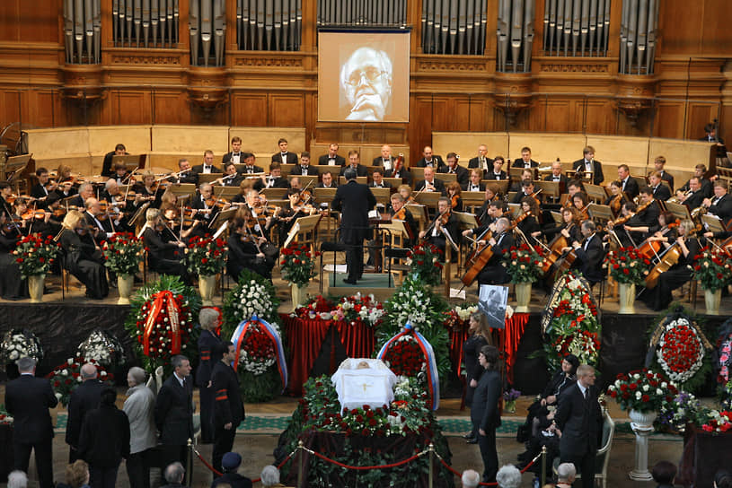 Прощание с Мстиславом Ростроповичем состоялось 28 апреля 2007 года в Большом зале Московской консерватории. Похоронен дирижер и виолончелист в Москве на Новодевичьем кладбище