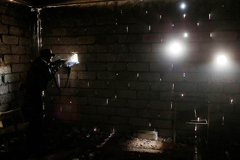 Мосул, Ирак. Иракский снайпер в разрушенном здании наблюдает за позициями боевиков «Исламского государства» (запрещено в РФ) в районе Баб аль-Джадид