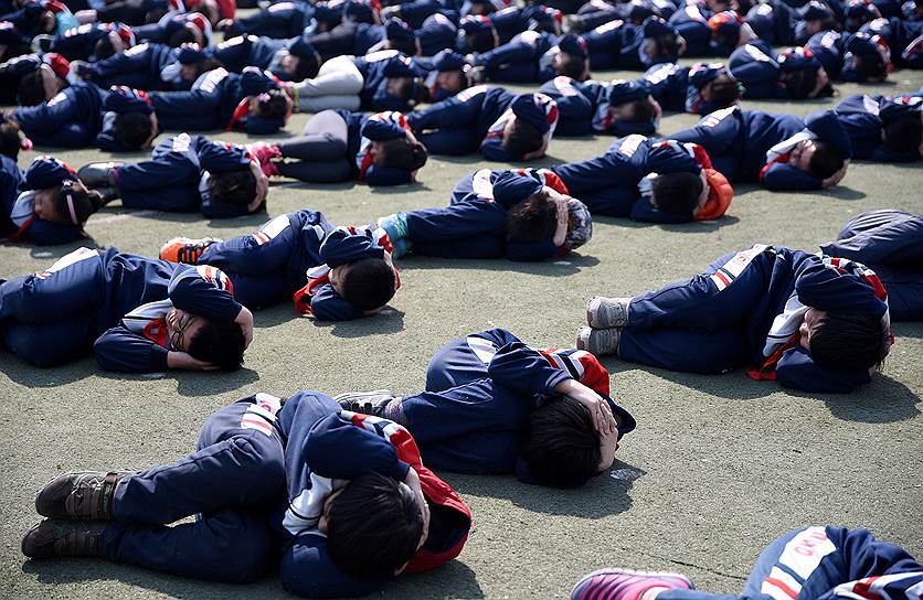 Провинция Хэбэй, Китай. Учеников начальной школы обучают тому, как правильно вести себя в случае возникновения давки