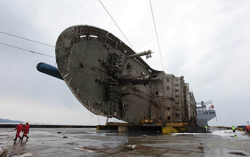 Побережье острова Джиндо, Южная Корея. Пассажирский паром «Севоль», затонувший в 2014 году, ожидает транспортировки в направлении порта Мокпхо 